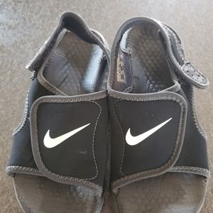 Boys Nike sandals, size 1y